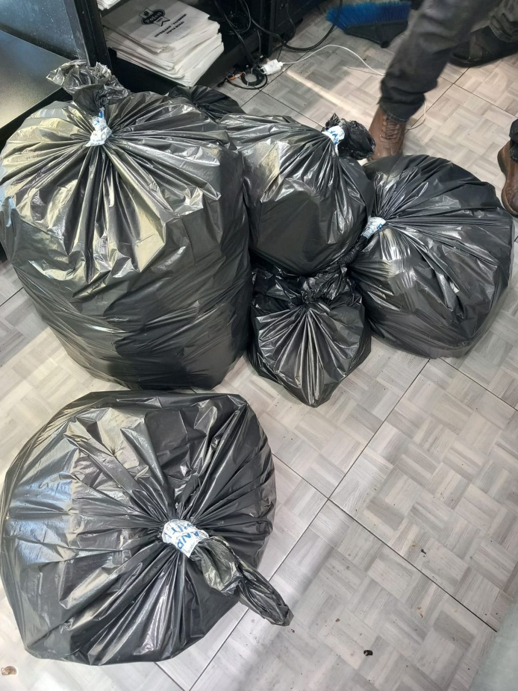 [FOTO] Piedone, în razie la Gara de Nord. Au fost închise majoritatea magazinelor - Imagine 12