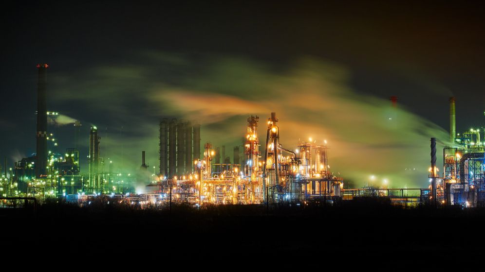 Incendiu la rafinăria Petromidia. Norul uriaș de fum se vede de pe plaja din Mamaia, dar nu este toxic