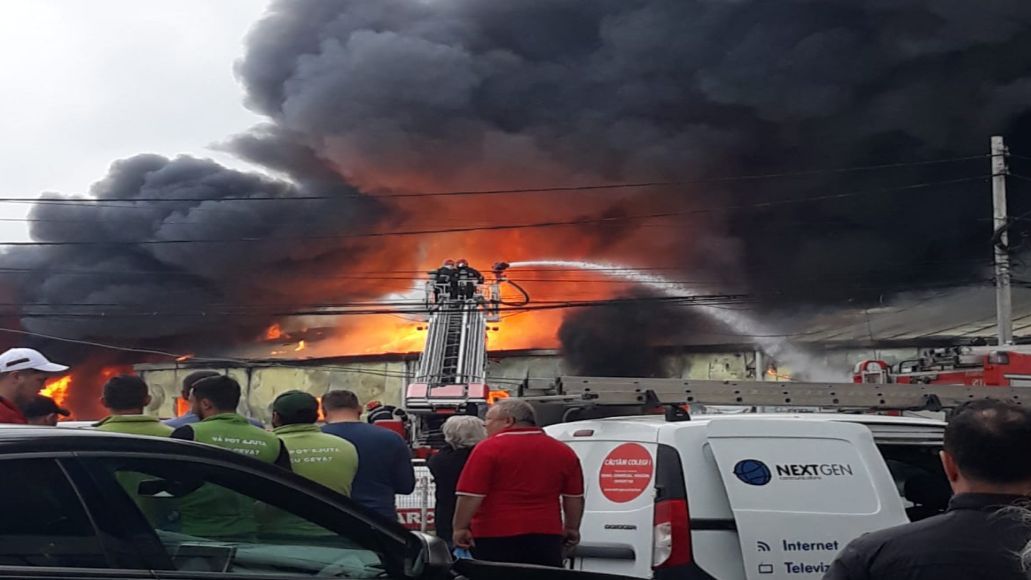 Incendiu de proportii la centrul comercial Doraly din Afumati
