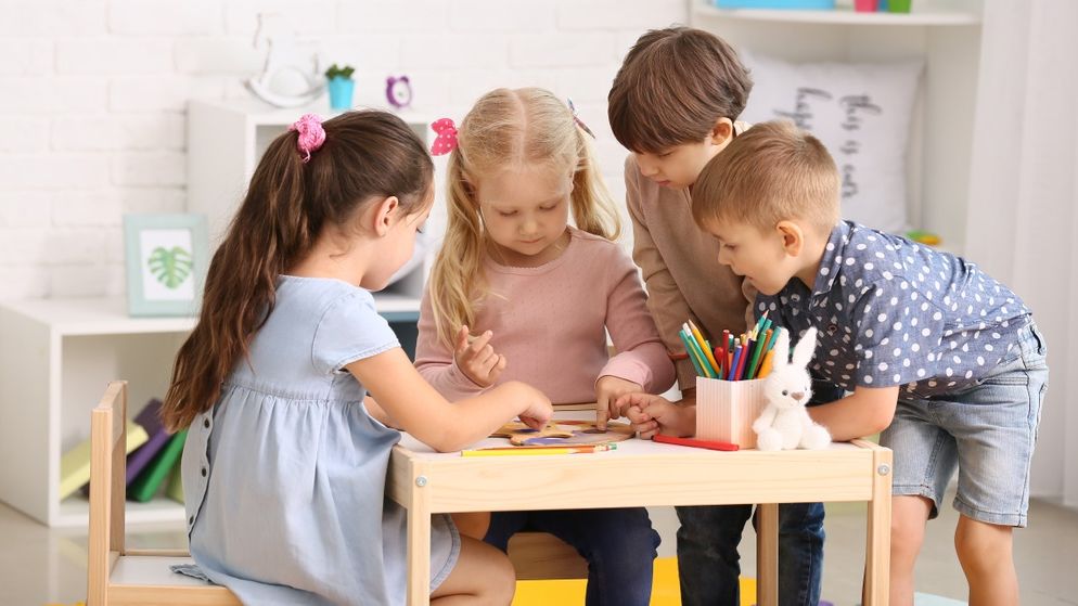 Proiect legislativ | Camere de filmat obligatorii în grădinițe. Părinții le vor putea accesa oricând