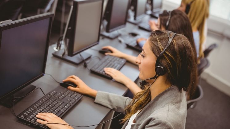 Femeile domina ca numar industria de servicii pentru afaceri. Barbatii ocupa posturile cu cele mai mari salarii