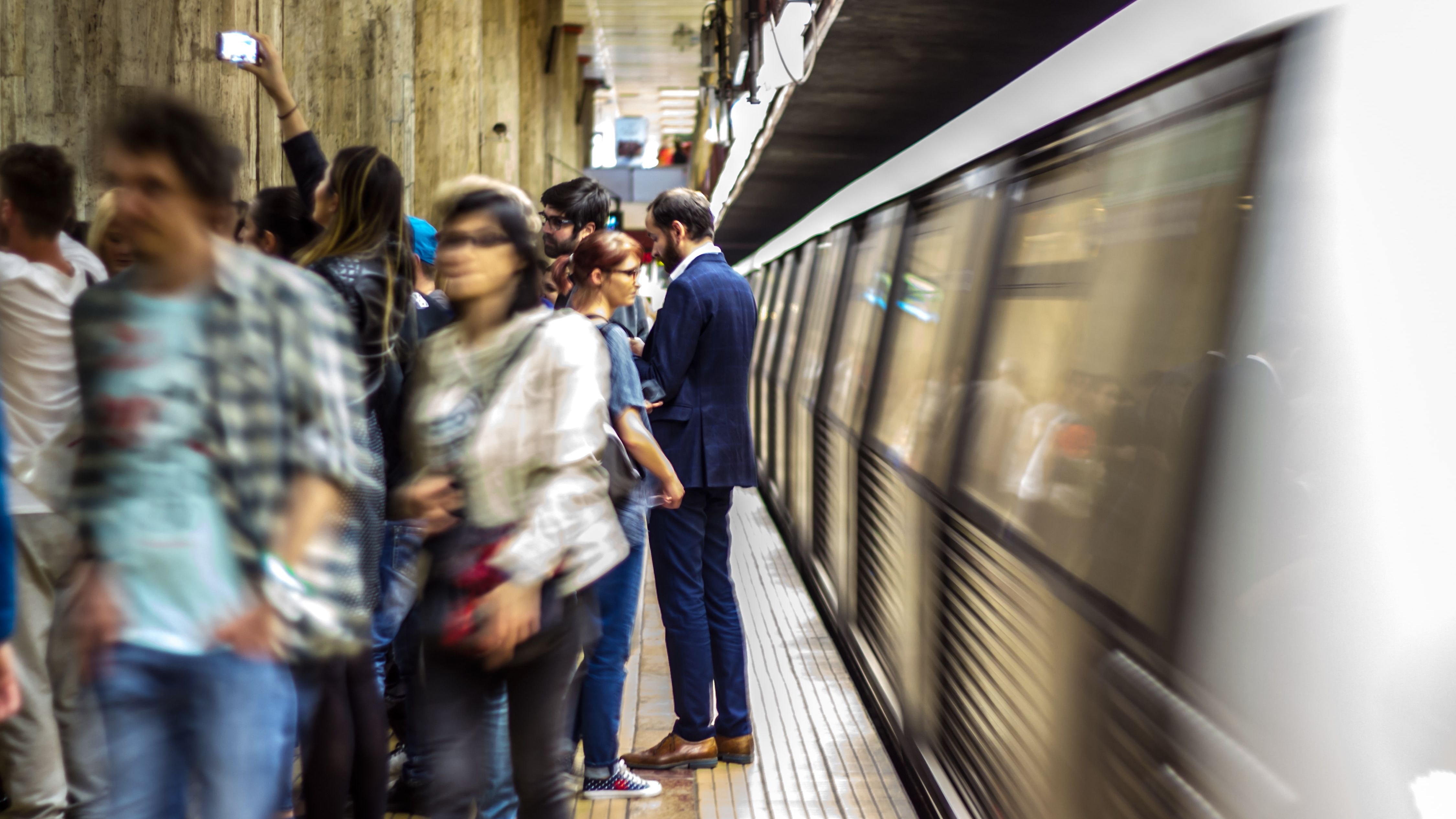 Incident la metroul din Capitală: tren blocat în tunel, în urma unui incendiu. Pasagerii au fost evacuați, trei stații sunt închise