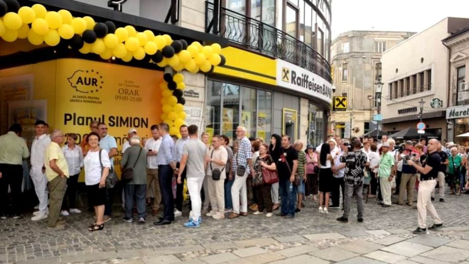 FOTO | Românii, la coadă ca pe vremea lui Ceaușescu pentru casele ieftine promise de Simion