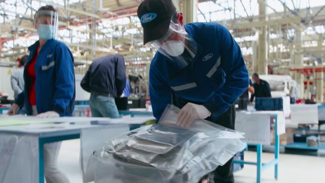 Timp de o lună, Ford Craiova a produs viziere în loc să producă vehicule și motoare