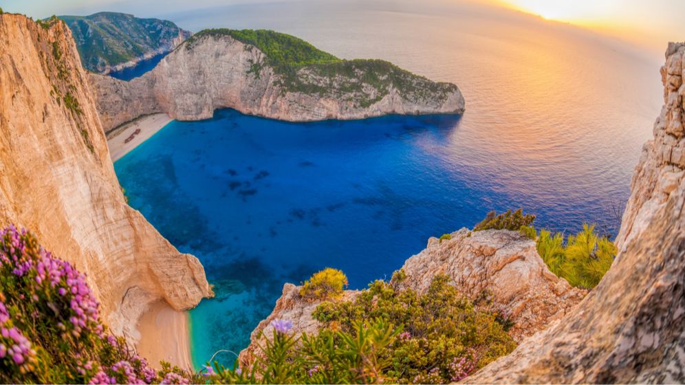 Cod de bare pentru vacanța în Grecia. Cum completăm noul formular, cum suntem testați și cât stăm în izolare