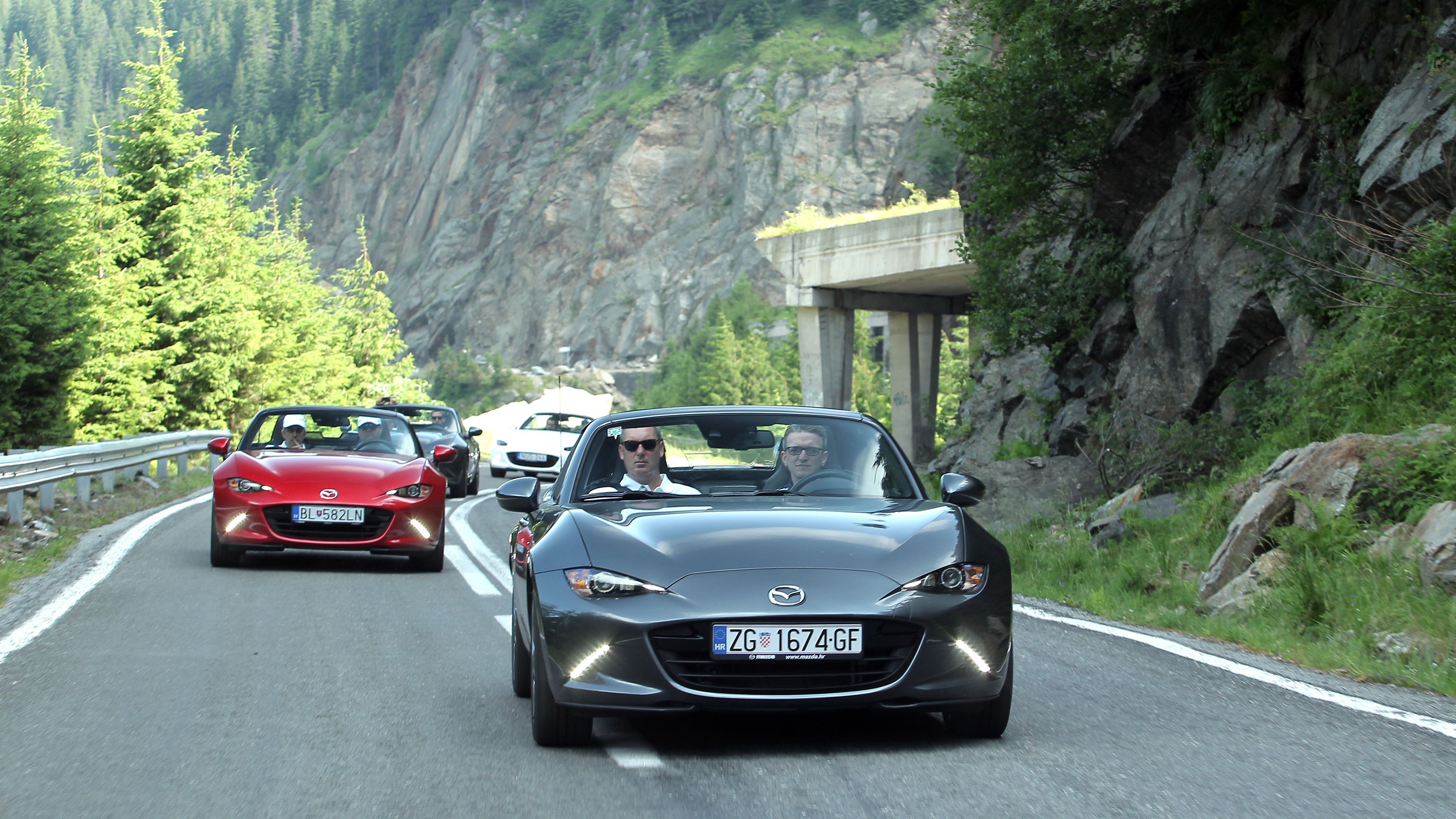 Transfagarasanul, ales pentru testul international cu decapotabila japoneza Mazda MX-5 RF