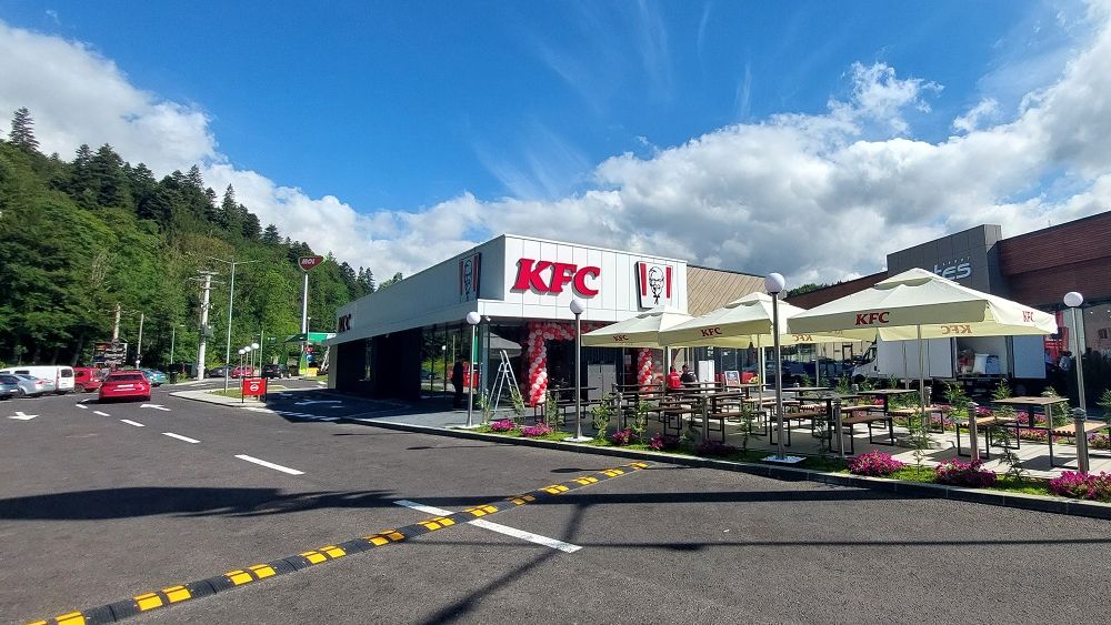 [FOTO] Primul KFC de pe Valea Prahovei, deschis la Sinaia, chiar pe DN1. Puiul colonelului Sanders va ”condimenta” drumul bucureștenilor către munte