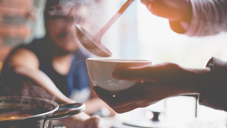 Politistul Marian Godina prezinta un bon fiscal de la cantina MAI: Ciorba la 1,8 lei... bun tare!