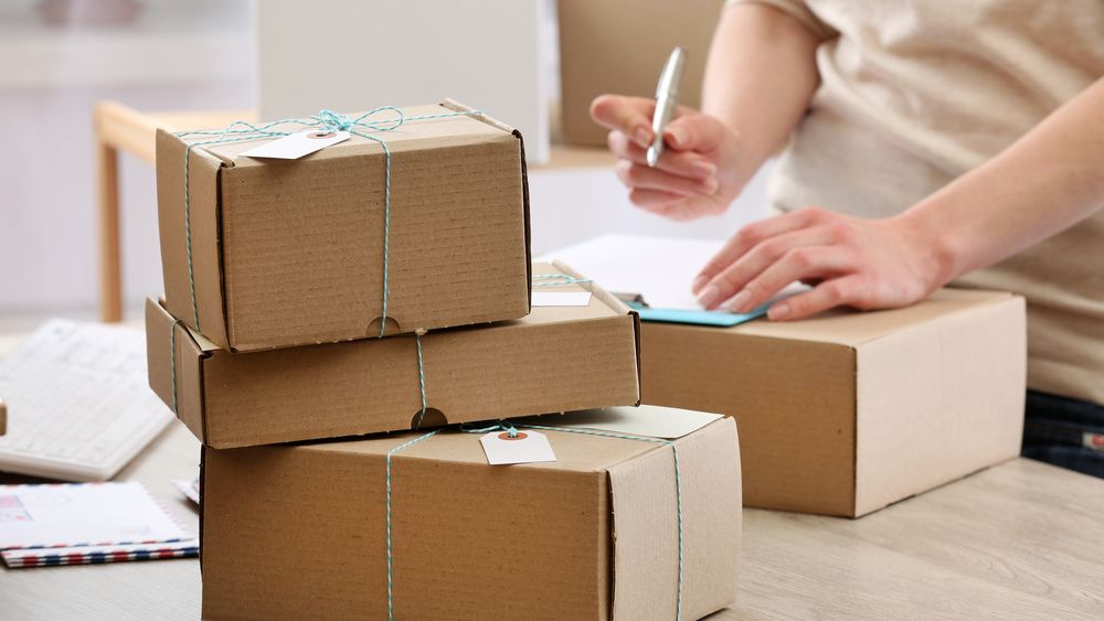 Pandemia nu i-a speriat pe amatorii de ”chinezării”. Mii de colete vin în fiecare zi în România din China