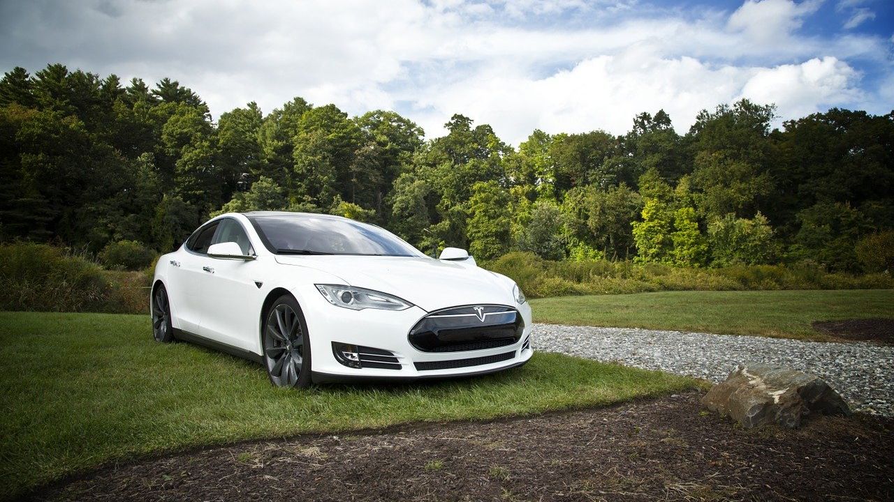 Compania care oferă o Tesla în schimbul vaccinării anti-COVID și întoarcerii la birou