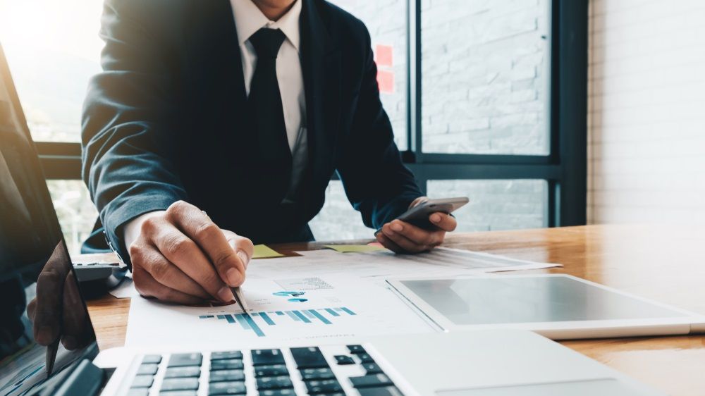 Salariul mediu brut în industria serviciilor de afaceri a ajuns la 13.060 de lei brut