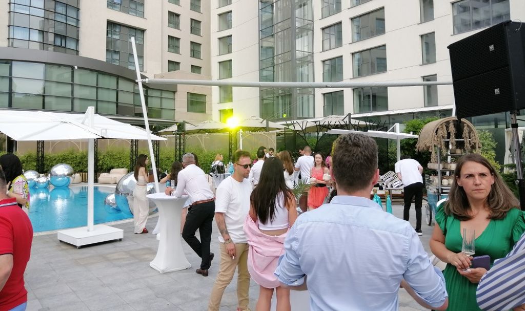 FOTO | Radisson Blu s-a reinventat: terasa cu piscină a devenit plajă urbană. Cum arată Nami Bea - Imagine 9