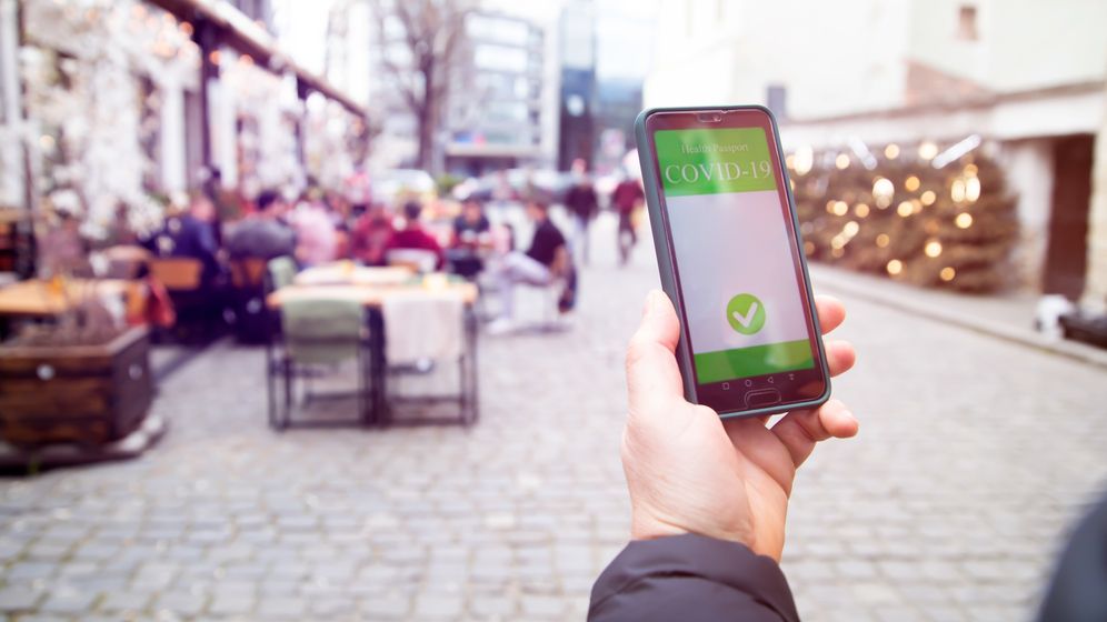 Certificatul de vaccinare, valabil și în România | Proprietar de restaurant: Orice, numai să nu ne închidă iar afacerile