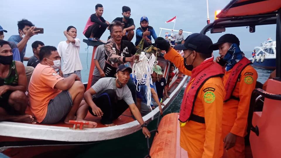 Au apărut primele ”resturi” ale avionului dispărut în Indonezia