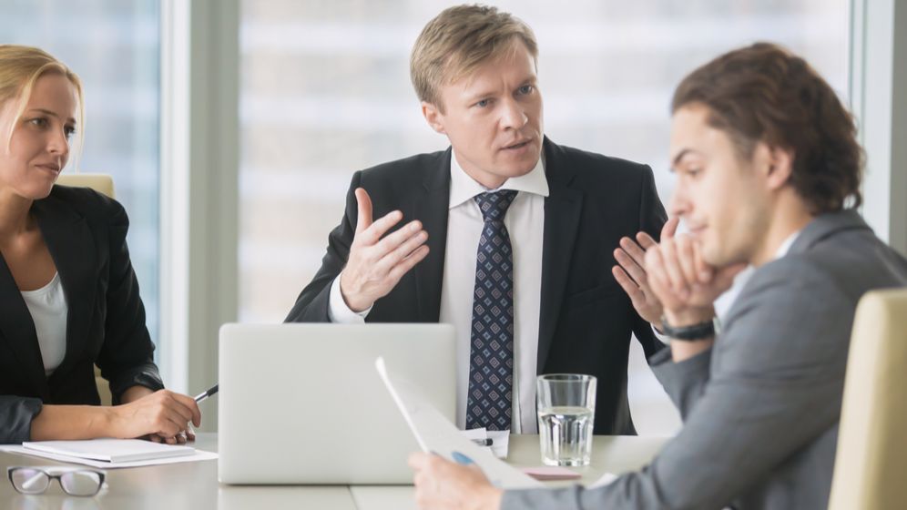 SONDAJ: Un român din trei și-ar vota șeful dacă ar candida pentru funcția de primar