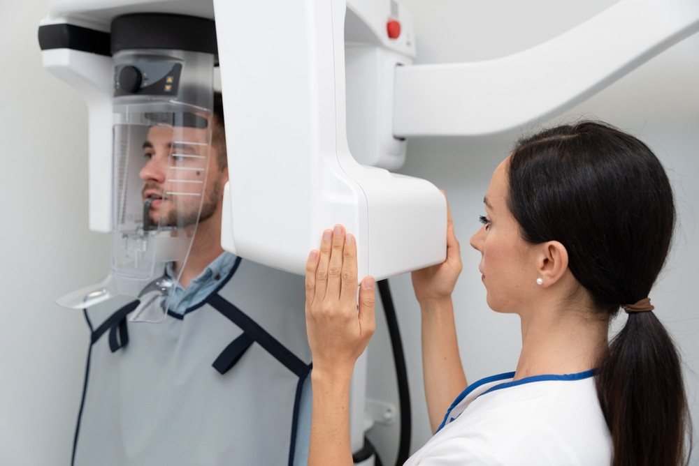 Ce echipamente de radiologie dentară sunt esențiale pentru un cabinet modern?