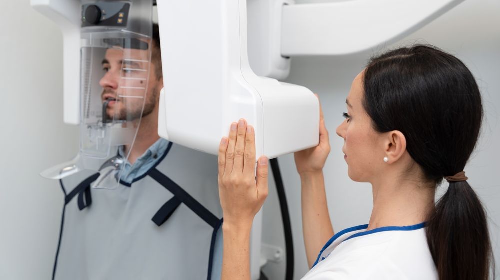Ce echipamente de radiologie dentară sunt esențiale pentru un cabinet modern?