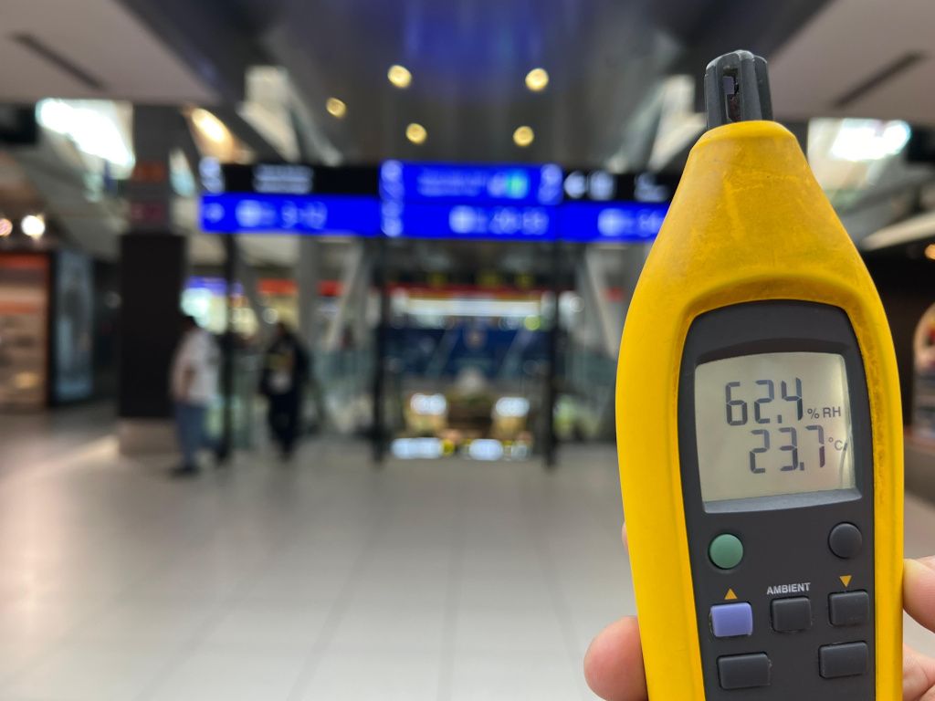 GALERIE FOTO: Se respiră din nou pe Aeroportul Henri Coandă. Sistemele de aer condiționat au fost - Imagine 5