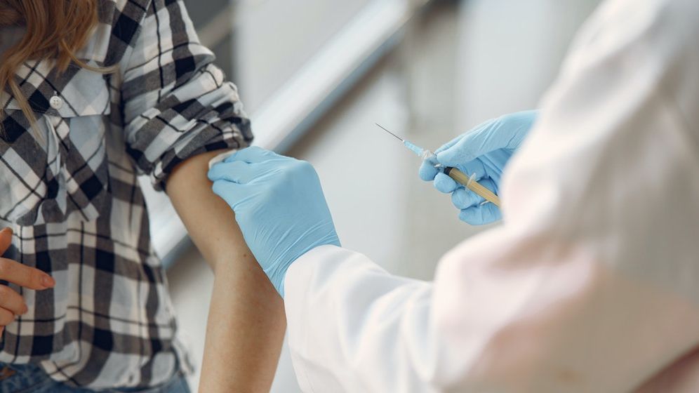 Românii care s-au vaccinat cu schema completă împotriva COVID-19 după 3 septembrie primesc tichete de masă în valoare de 100 de lei