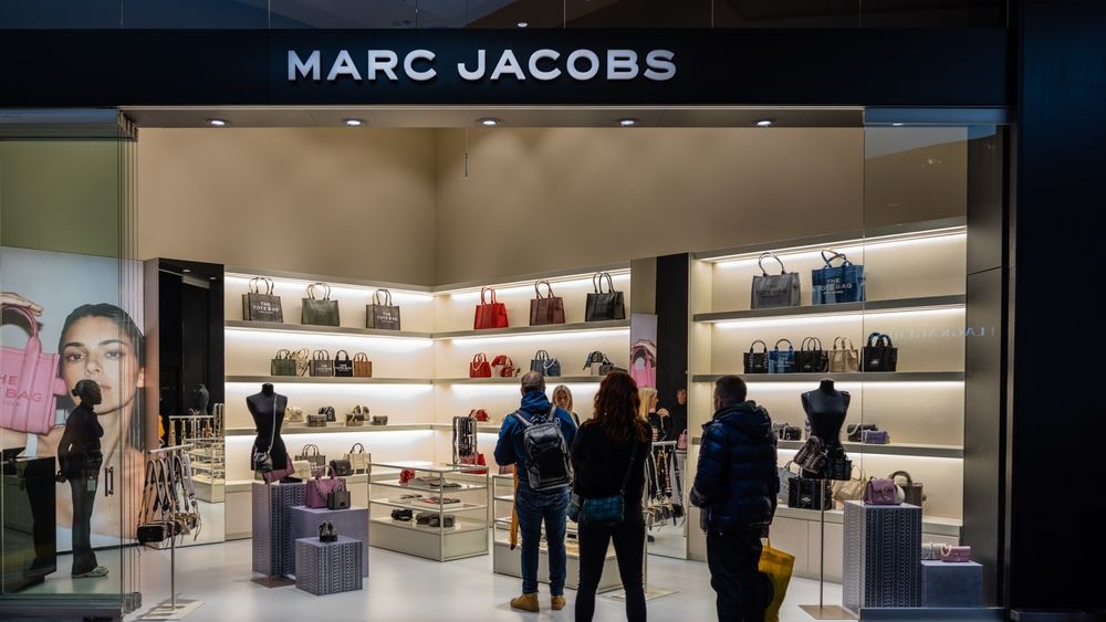 Grupul francez de lux LVMH vinde Marc Jacobs: cine preia celebrul brand de modă