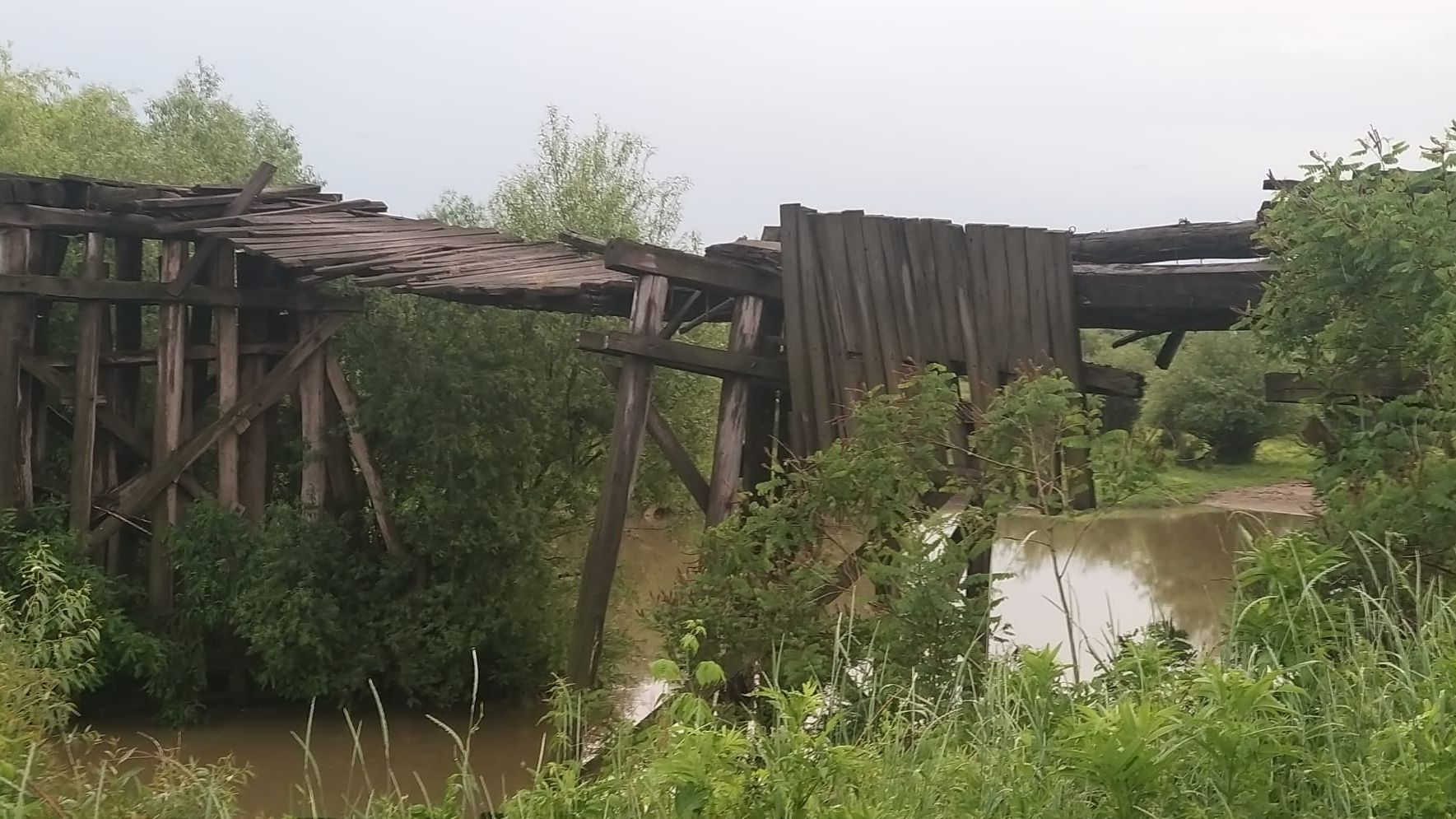 FOTO | Cum arată un ”pod pietonal” în România în 2023. Autoritățile spun că a fost avariat de cutremur și inundații