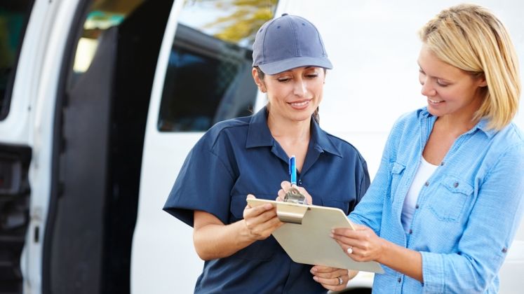 Livrari pe tocuri: 1 din 5 curieri din Romania este femeie. Care sunt provocarile si satisfactiile intr-un domeniu dominat de barbati