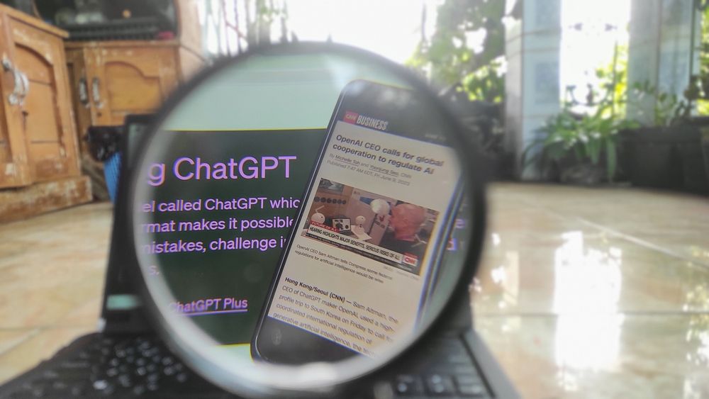 Creatorii ChatGPT, dați în judecată pentru că ar fi furat TOT ce s-a scris vreodată pe internet