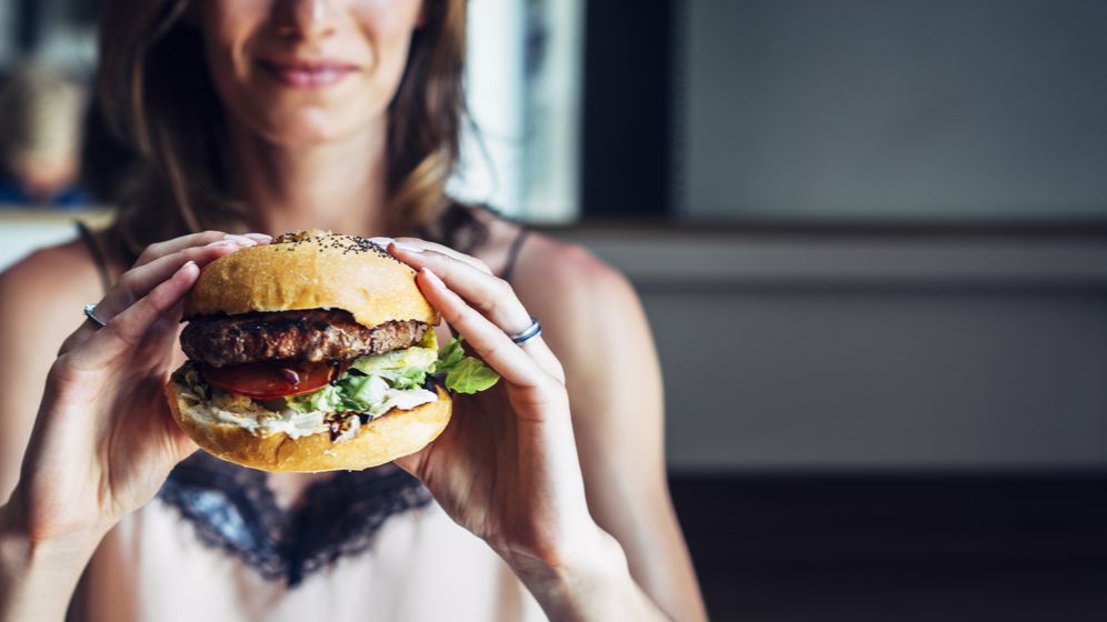 O femeie și-a dislocat mandibula în timp ce mânca un burger de la KFC