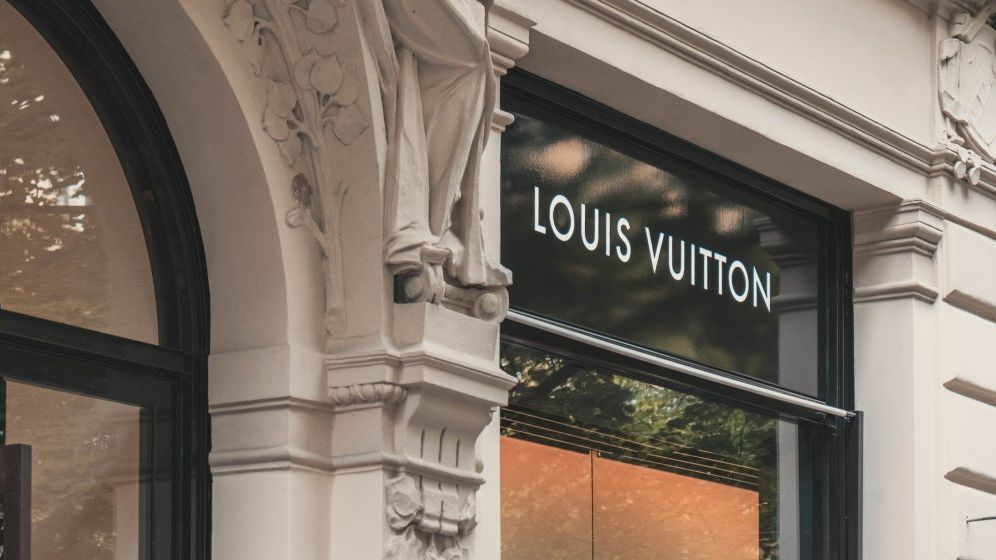 În ce sunt investiți banii de pensii private ai românilor: Titluri de stat, Hidroelectrica și… Louis Vuitton