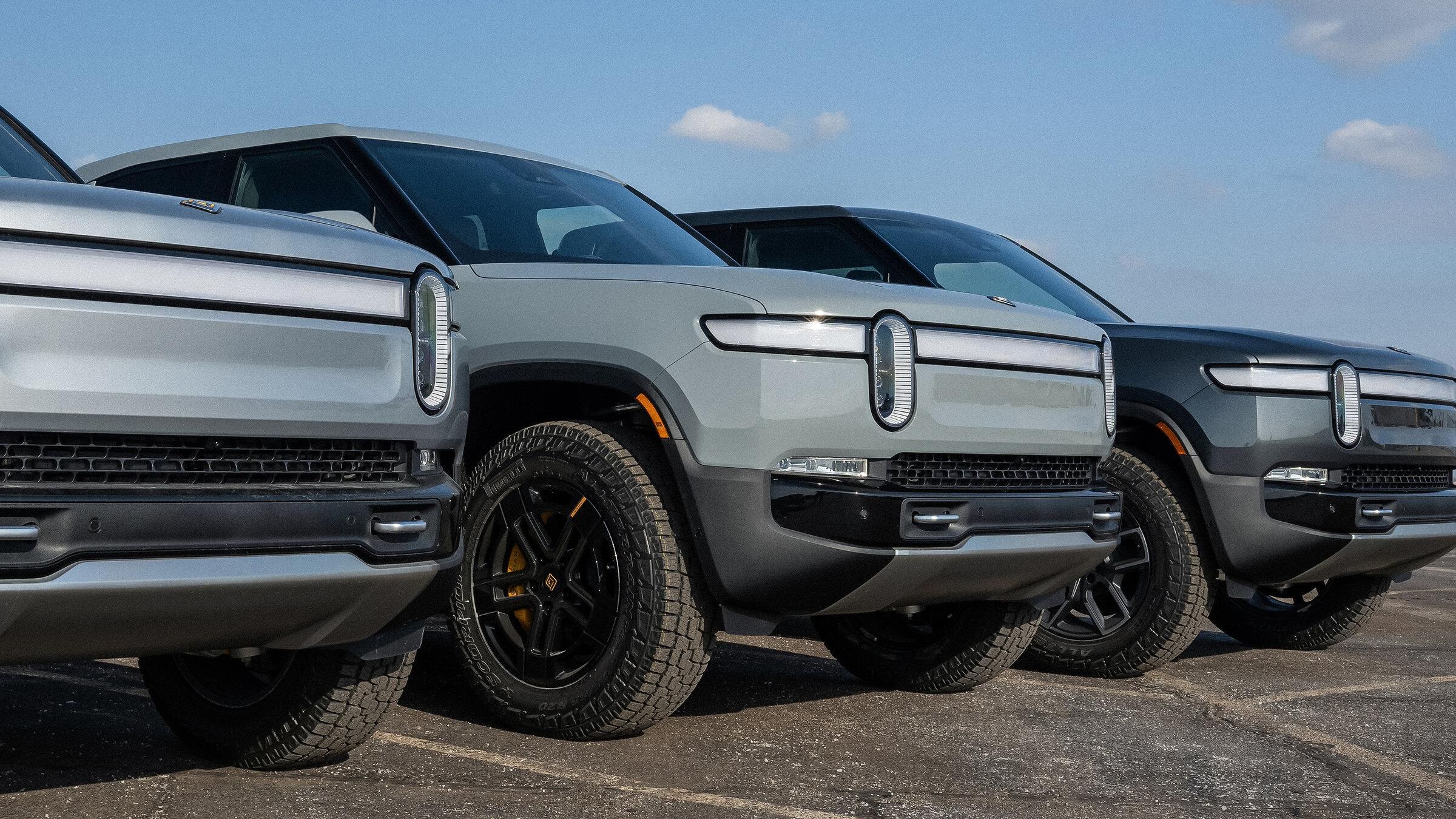 Un incendiu a distrus peste 50 de mașini electrice în fața fabricii unui producător american