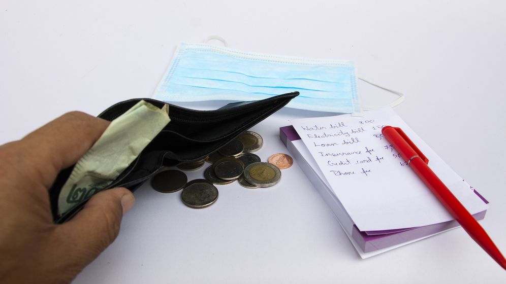 Studiu: 65% dintre români nu pot să pună nimic deoparte și se consumă mai puțin decât înainte de pandemie
