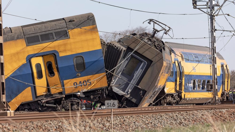 Încă un accident feroviar în Spania. Un tren de navetiști s-a izbit de o macara: mai multe persoane rănite