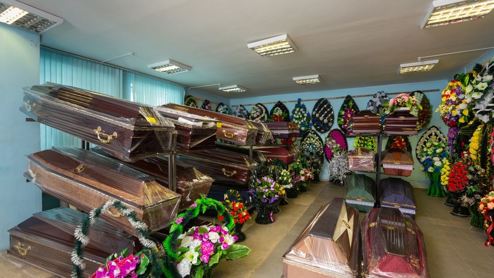 [FOTO] Piedone a mers peste firmele de pompe funebre