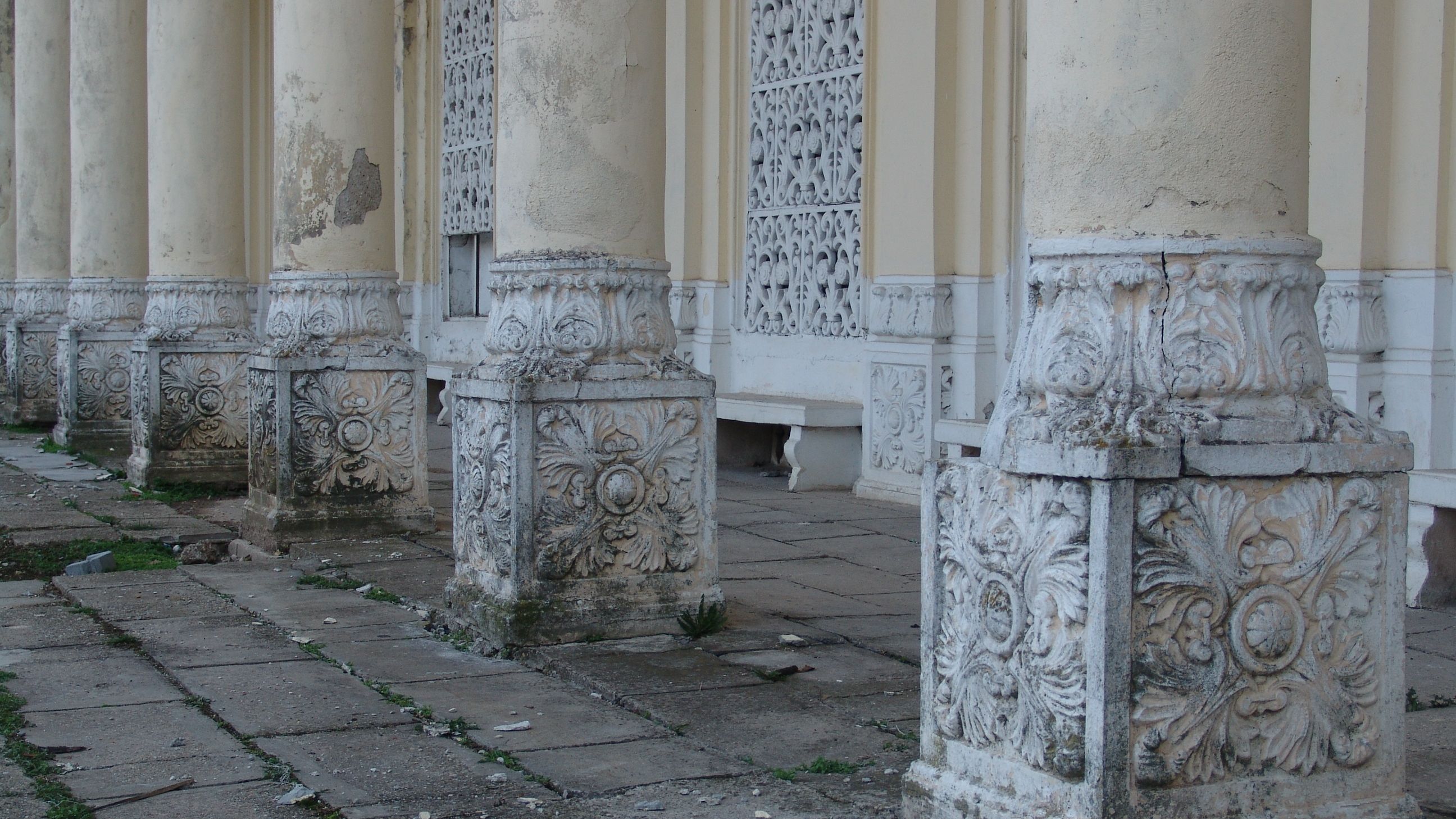 Monumente istorice care se dezintegreaza in Bucuresti: casa Miclescu si moara lui Assan [FOTO]