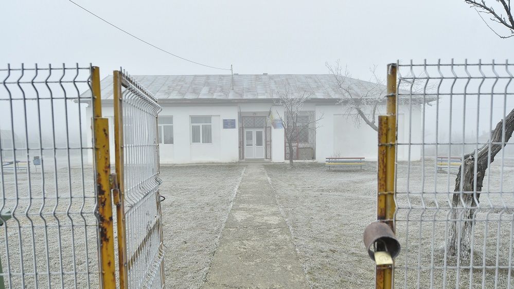 Un tablou sumbru al învățământului românesc: Într-o ţară cu prea puține scoli noi, un ONG a început să le renoveze pe cele existente