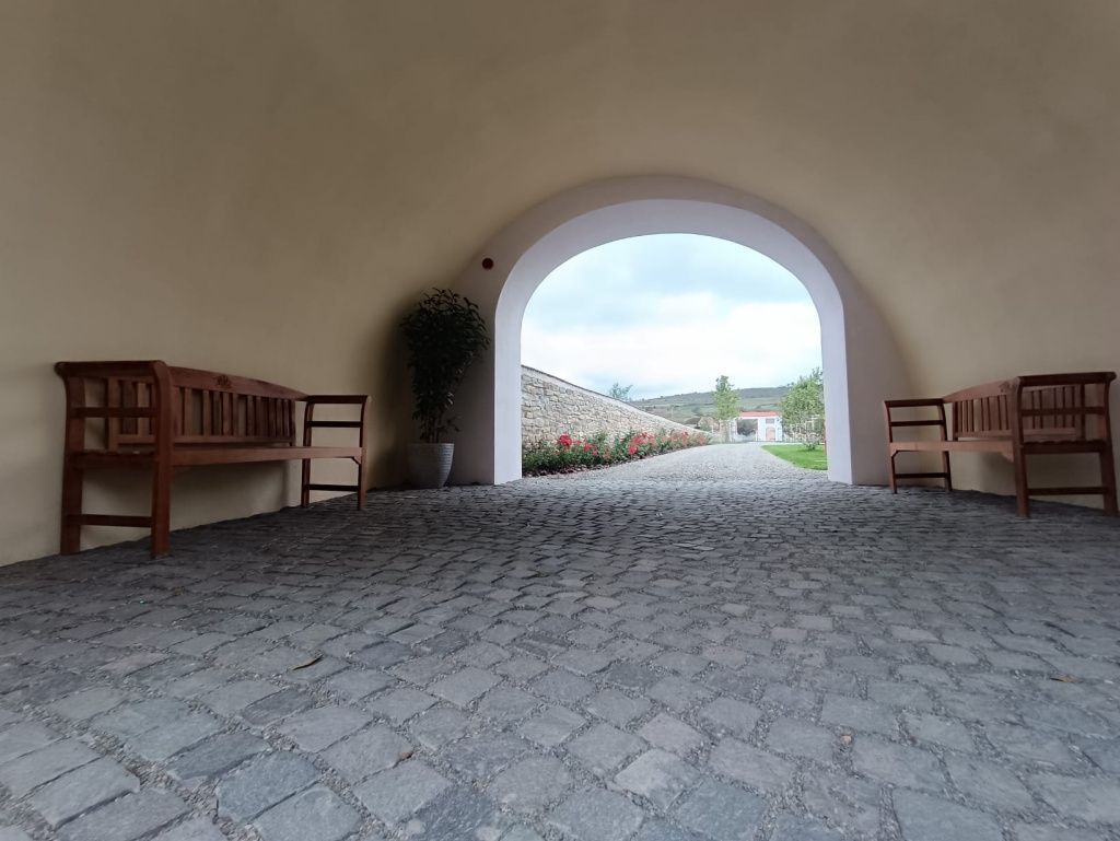 GALERIE FOTO: Magia unui castel ascuns din inima Transilvaniei. Castelul Ugron a fost uitat de lume - Imagine 6