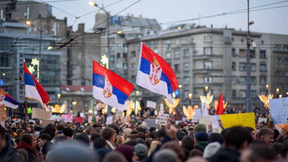 Serbia: Mii de protestatari cer, la Belgrad, organizarea de alegeri anticipate