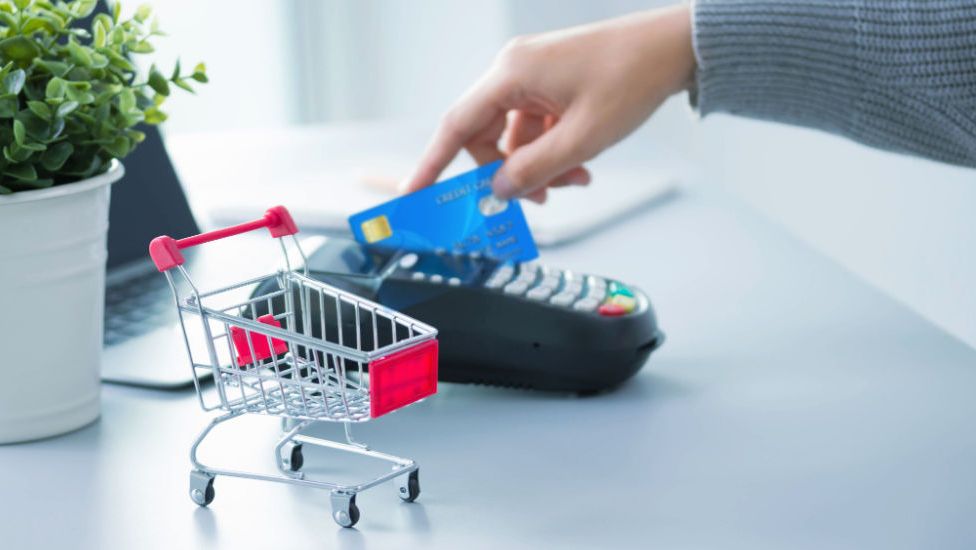 Americanii vor plăti mai ieftin: Visa și Mastercard promit taxe mai mici pentru plățile cu cardul