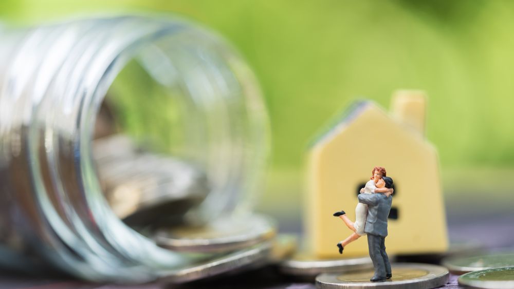 Românii își unesc destinele...și ratele: 60% dintre români iau credit în doi