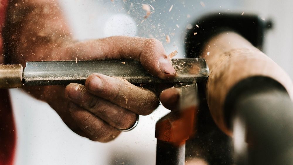 Meseriile la care românii nu se mai înghesuie. E „foame” de lăcătuși mecanici, strungari și dulgheri