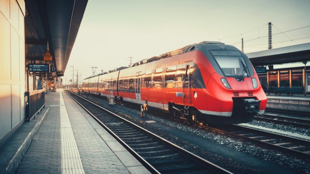 Cătălin Drulă: Viteza trenului va trece de la 30 de km/h la 120 km/h pe tronsonul Buzău-Făurei până la final de an