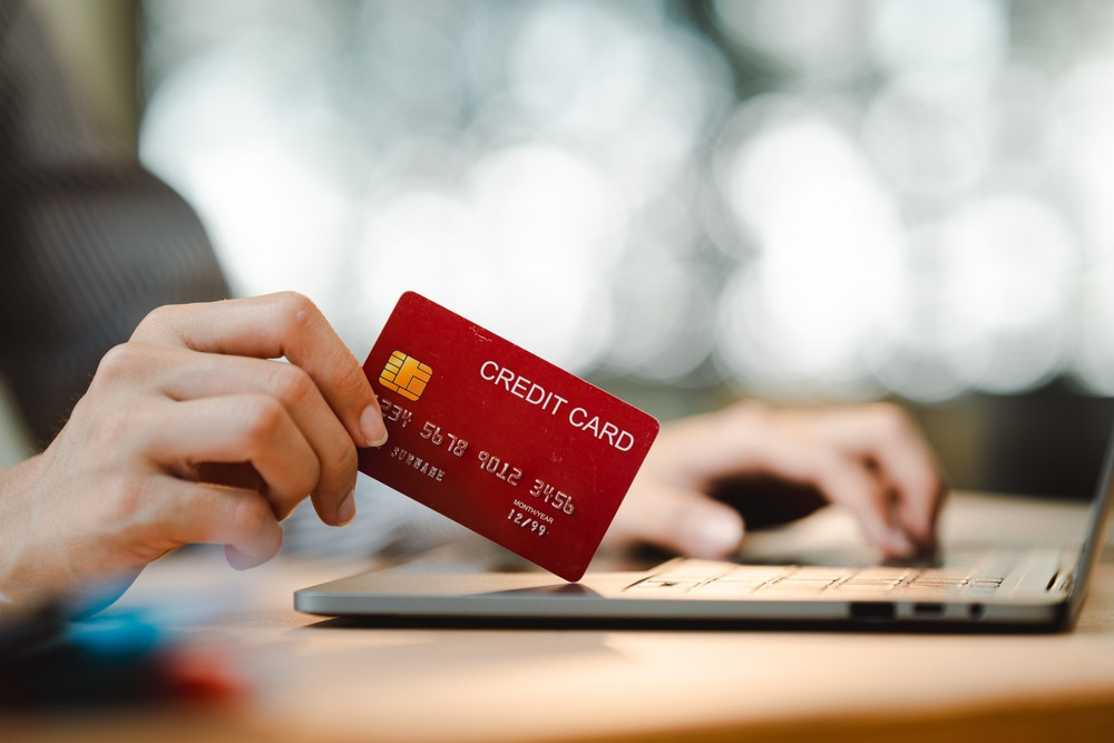Cum folosești cardul de credit fără să plătești dobândă în 2026