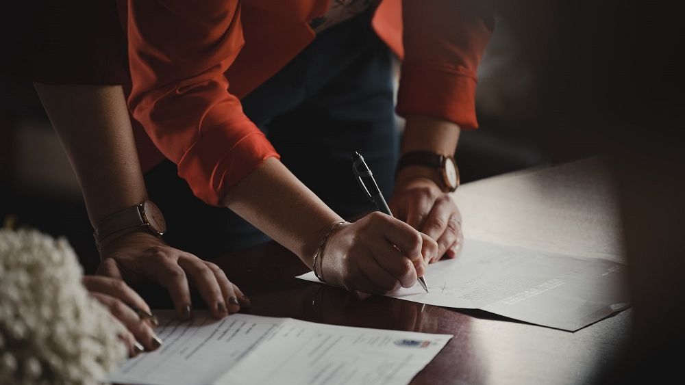 Ce să urmărească angajații atunci când primesc un contract de muncă