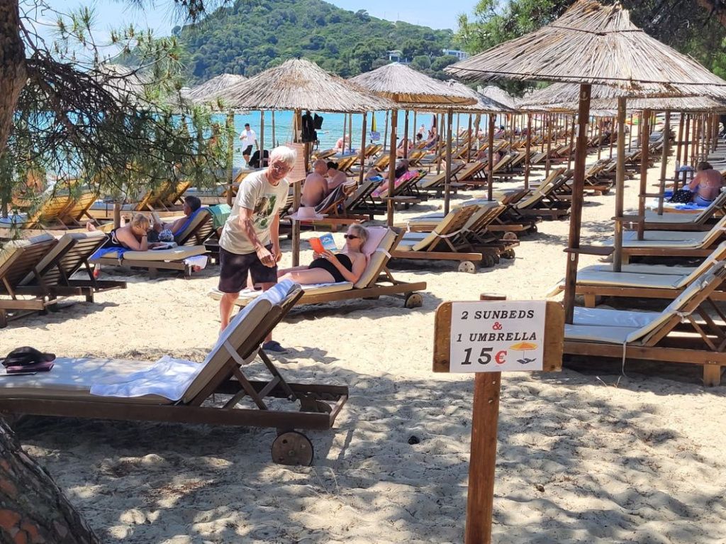 Skiathos, micuța insulă din Marea Egee cu păduri de pin, plaje premiate și povești medievale - Imagine 18
