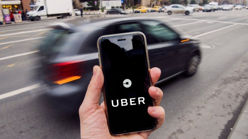 Schimbări pentru clienții Uber. Cât costă acum anularea unei curse în București