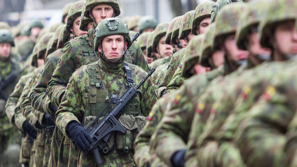 NATO se "reconfigurează" în fața amenințării rusești. Peste 300.000 de militari vor apăra flancul estic al alianței
