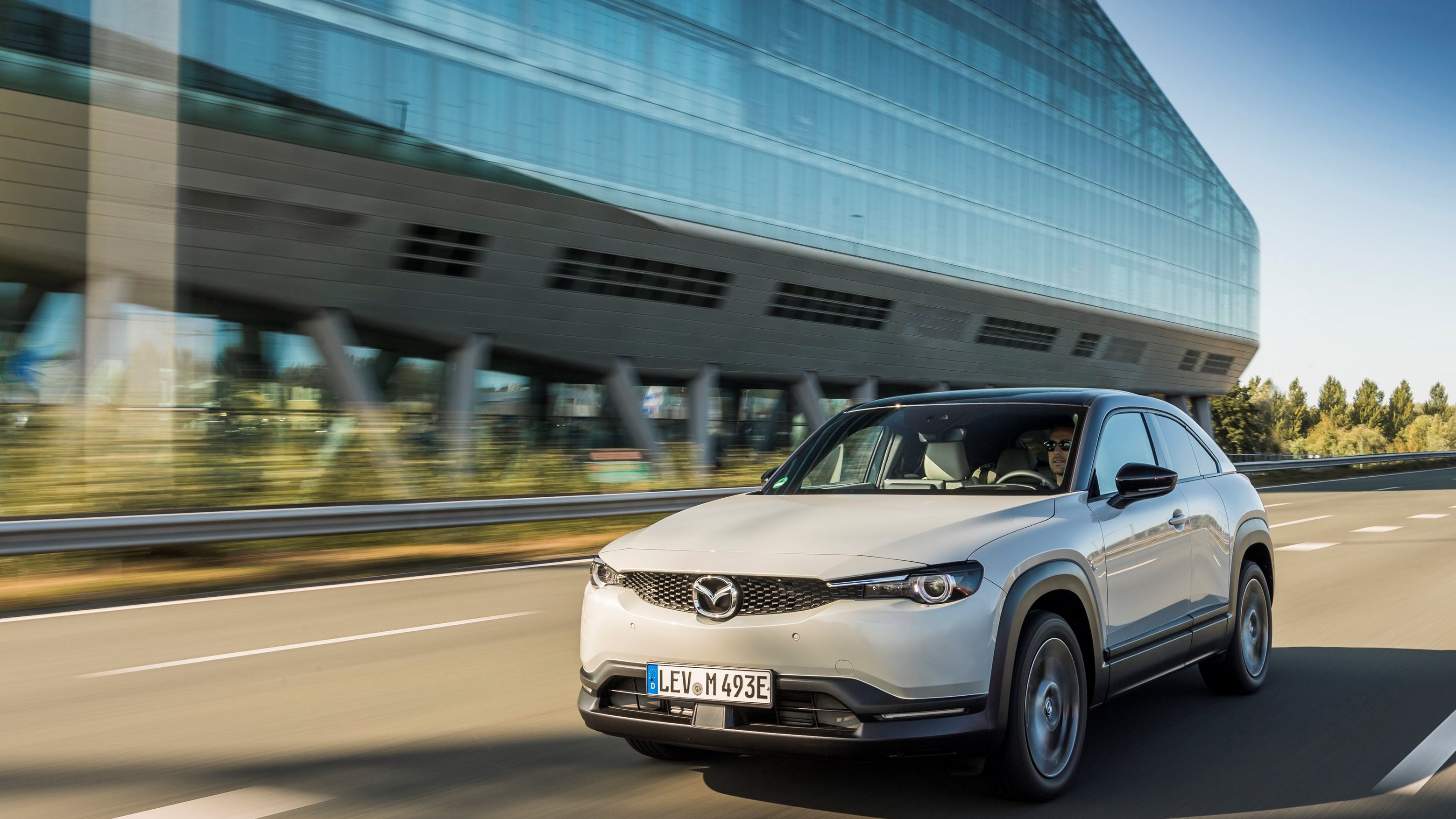 Mazda MX-30 va integra în premieră funcții de conectivitate auto