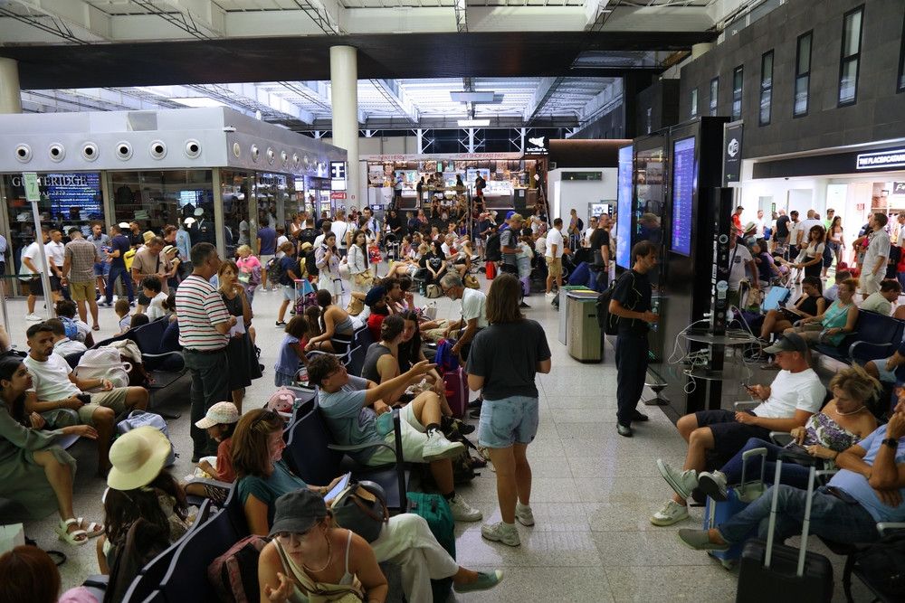 Etna erupe din nou în plin sezon turistic. Aeroportul din Catania a fost închis