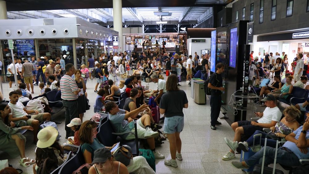 Etna erupe din nou în plin sezon turistic. Aeroportul din Catania a fost închis