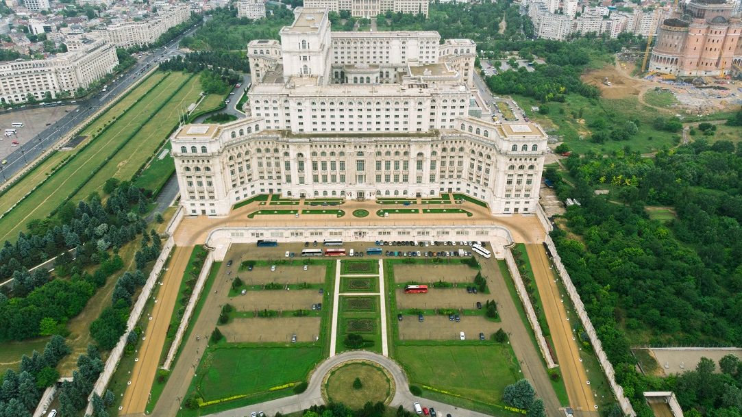 Spațiu verde la Parlament: câte milioane vrea Senatul să dea pentru reamenajarea zonei din fața Corpului A1